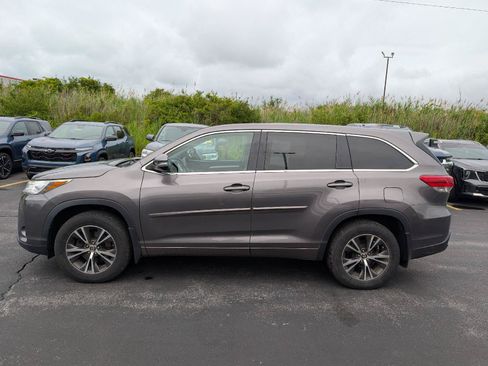 Used 2017 Toyota Highlander Plus AWD/4WD image 5