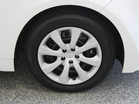 Used 2024 Toyota Corolla LE FWD image 5