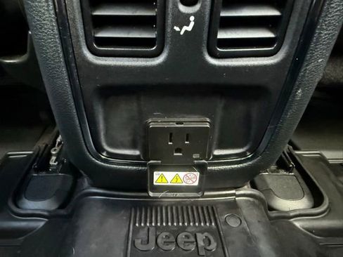 Used 2019 Jeep Grand Cherokee Laredo AWD/4WD image 12