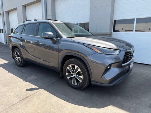 Used 2023 Toyota Highlander XLE FWD image 8