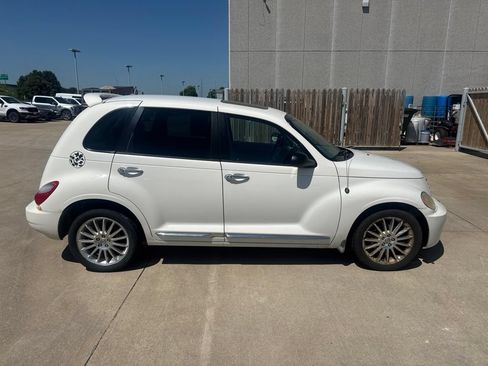 Used 2008 Chrysler PT Cruiser Limited FWD image 4