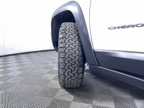 Used 2019 Jeep Cherokee Trailhawk image 27