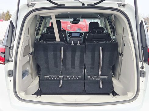 Used 2024 Chrysler Pacifica Touring-L image 15