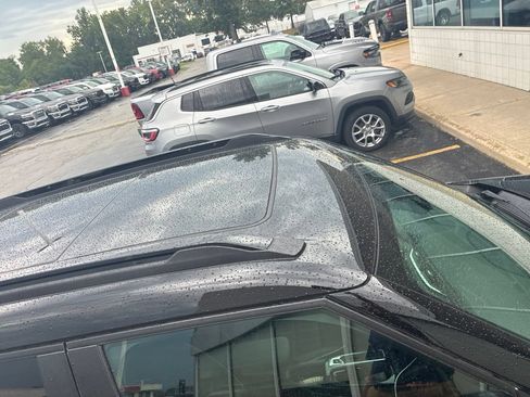 Used 2022 Chevrolet TrailBlazer RS w/ Sun and Liftgate Package AWD/4WD image 5