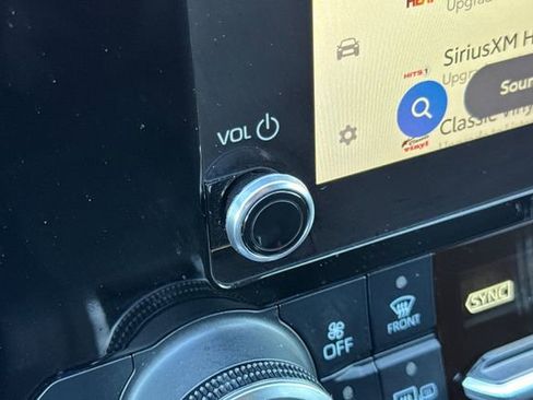 Used 2023 Toyota Highlander LE image 33