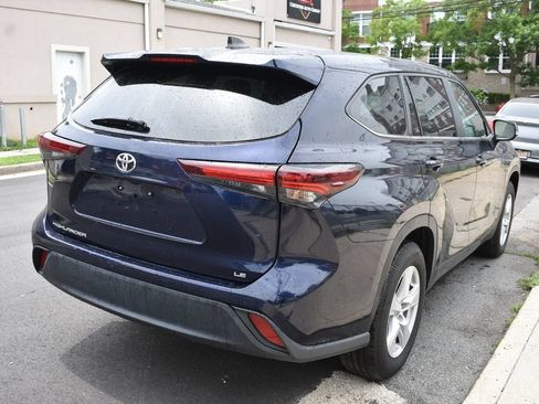 Used 2025 Toyota Highlander LE FWD image 6