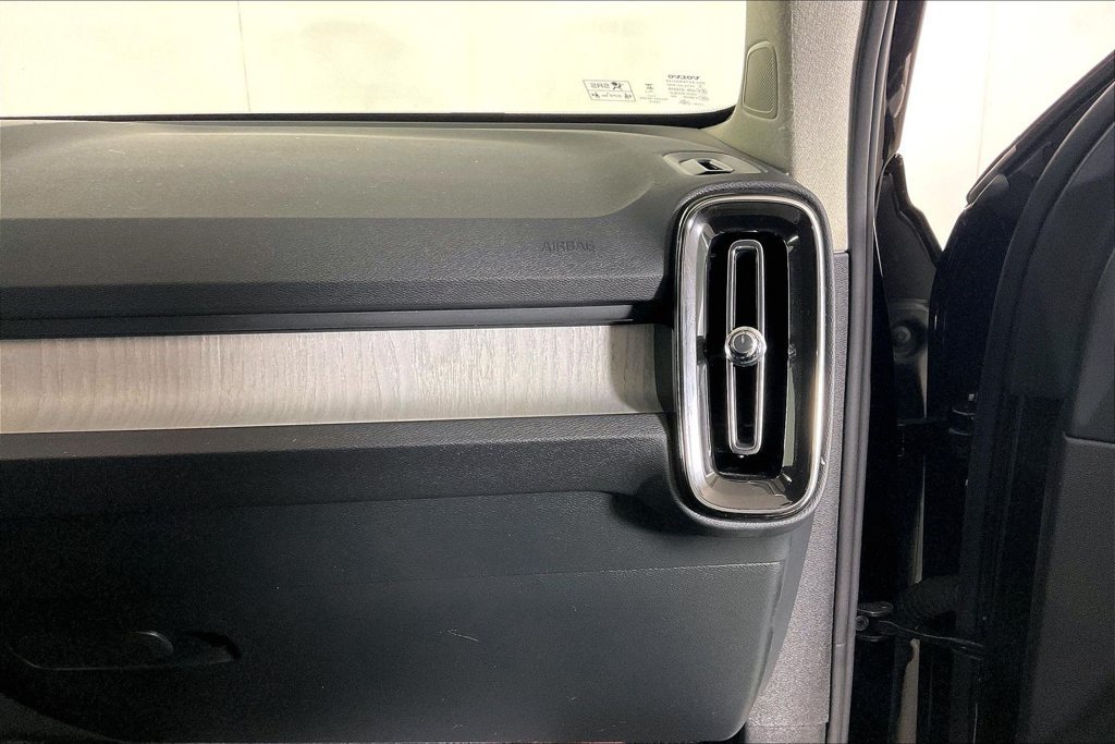Used 2025 Volvo XC40 B5 Core w/ Protection Package Premier AWD/4WD image 16