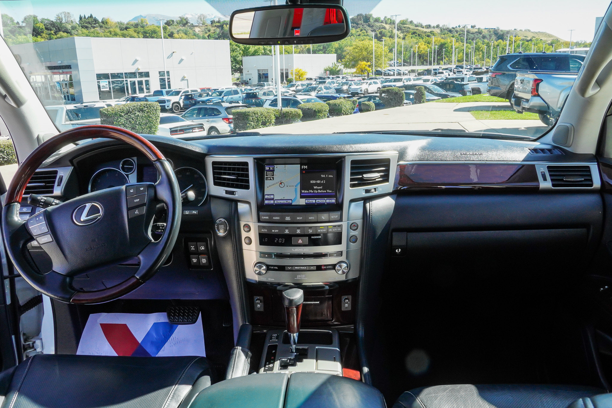 Used 2015 Lexus LX 570 4WD w/ Luxury Package image 41