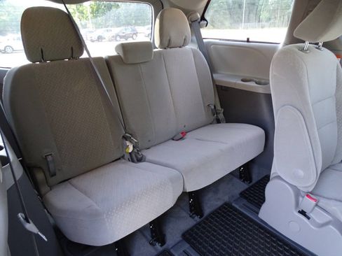 Used 2018 Toyota Sienna LE AWD image 36