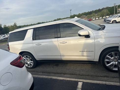 Used 2024 Chevrolet Suburban High Country w/ Advanced Technology Package image 11