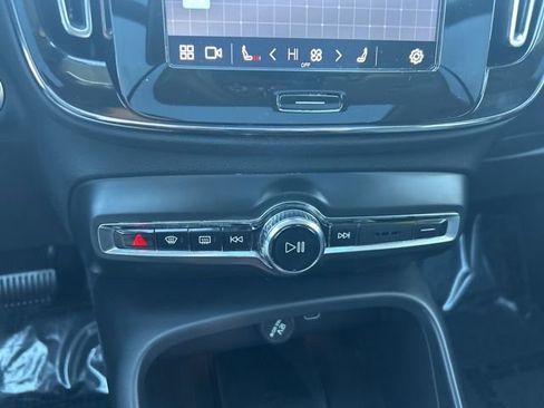 Certified 2025 Volvo XC40 B5 Plus image 25