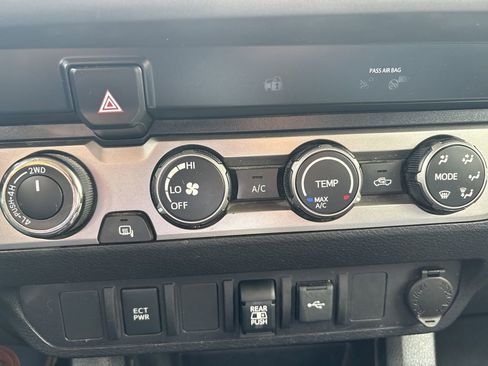 Used 2020 Toyota Tacoma SR5 image 8