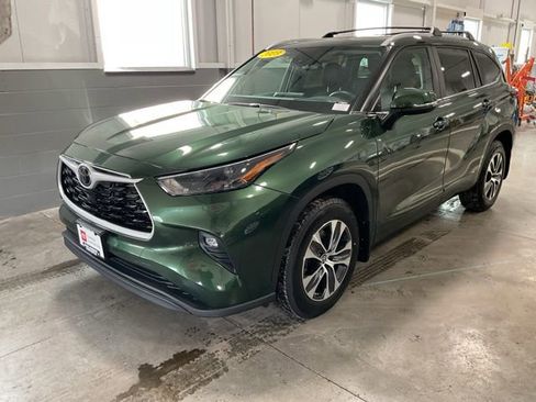 Used 2023 Toyota Highlander XLE image 3