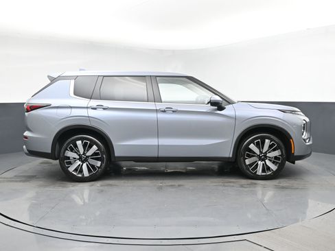 New 2026 Mitsubishi Outlander FWD image 3