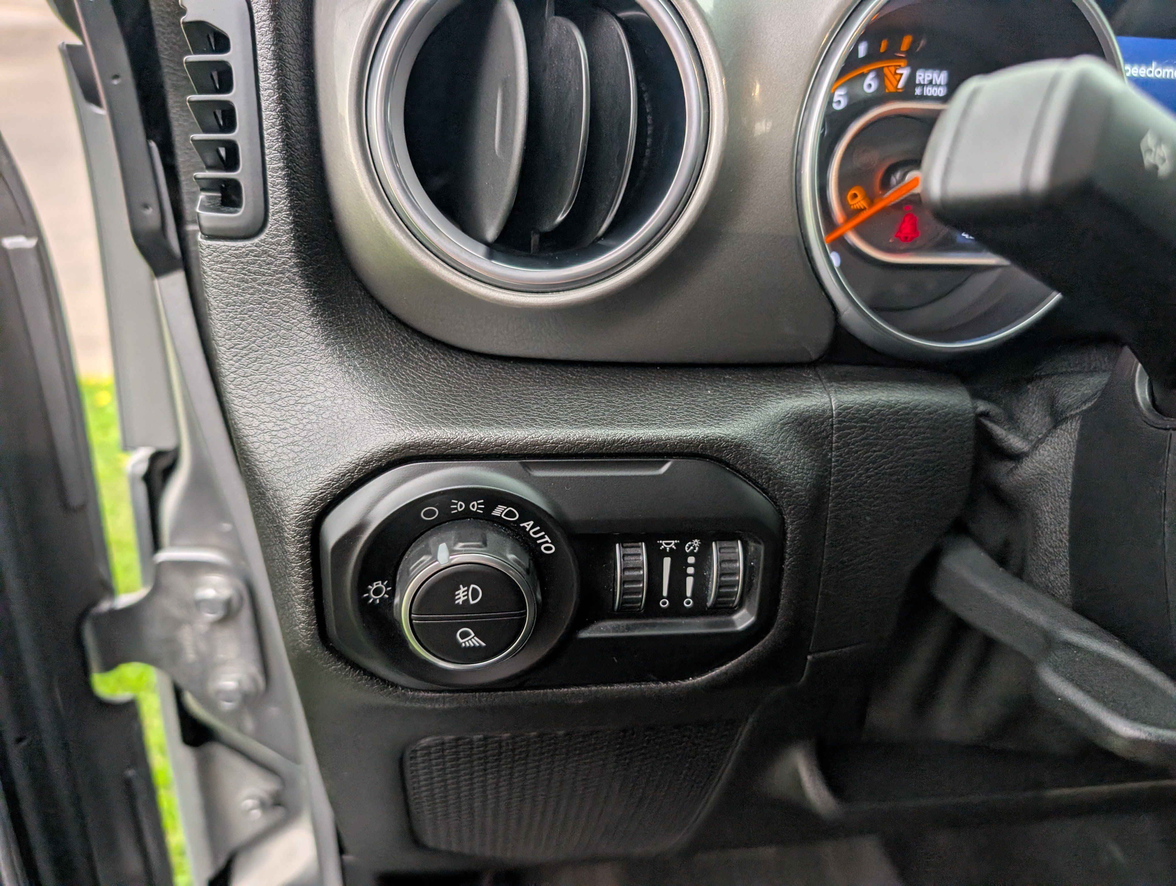 Used 2020 Jeep Gladiator Overland w/ Dual Top Group AWD/4WD image 14