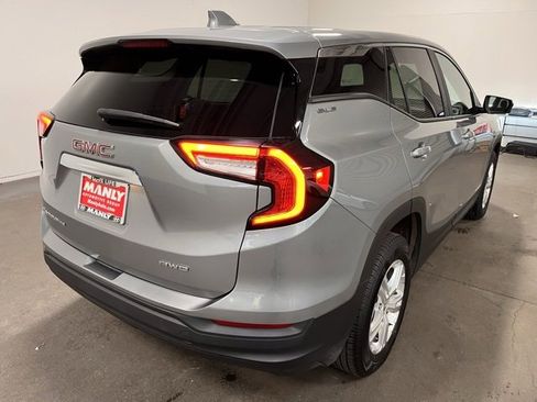 Used 2024 GMC Terrain SLE image 3