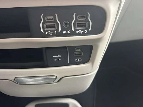 Used 2022 Chrysler Pacifica Touring-L image 16