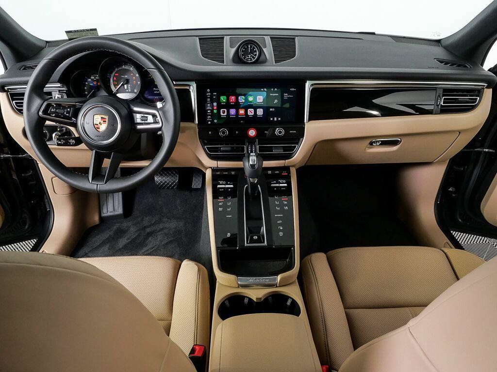 Certified 2026 Porsche Macan AWD/4WD image 18