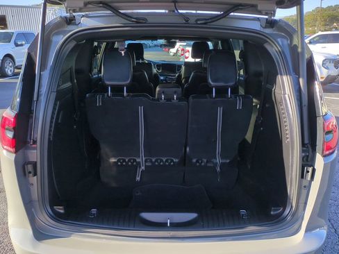 Used 2025 Chrysler Pacifica Select image 13