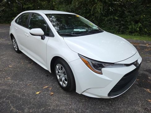 Used 2025 Toyota Corolla LE FWD image 3
