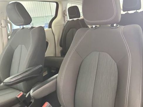 Used 2023 Chrysler Voyager LX FWD image 9