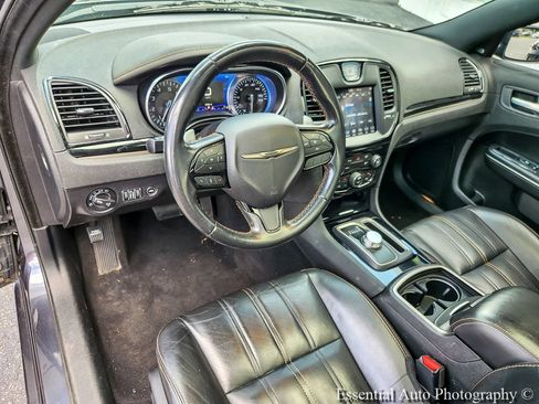 Used 2019 Chrysler 300 S w/ 300S Alloy Edition RWD image 8