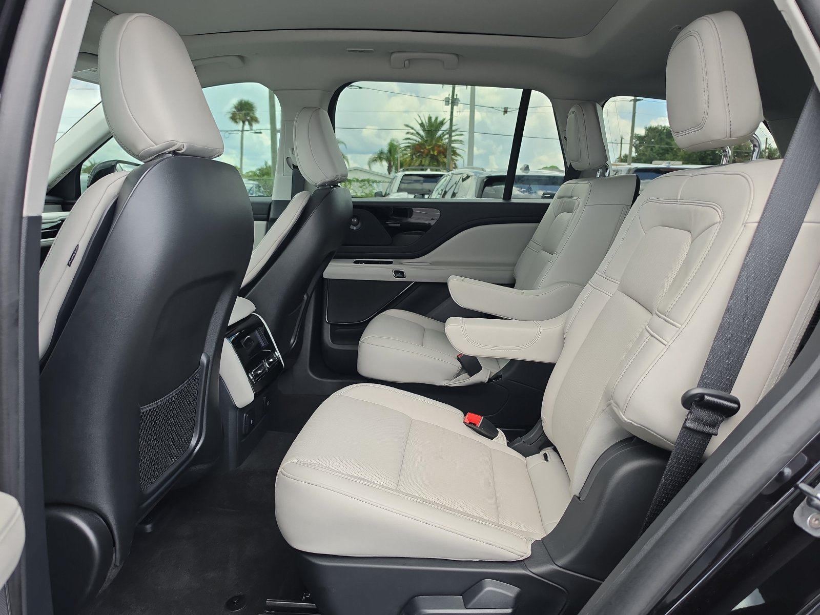 Used 2025 Lincoln Aviator Reserve w/ Jet Appearance Package AWD/4WD image 13