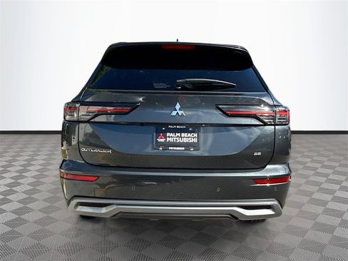 New 2025 Mitsubishi Outlander SE image 6