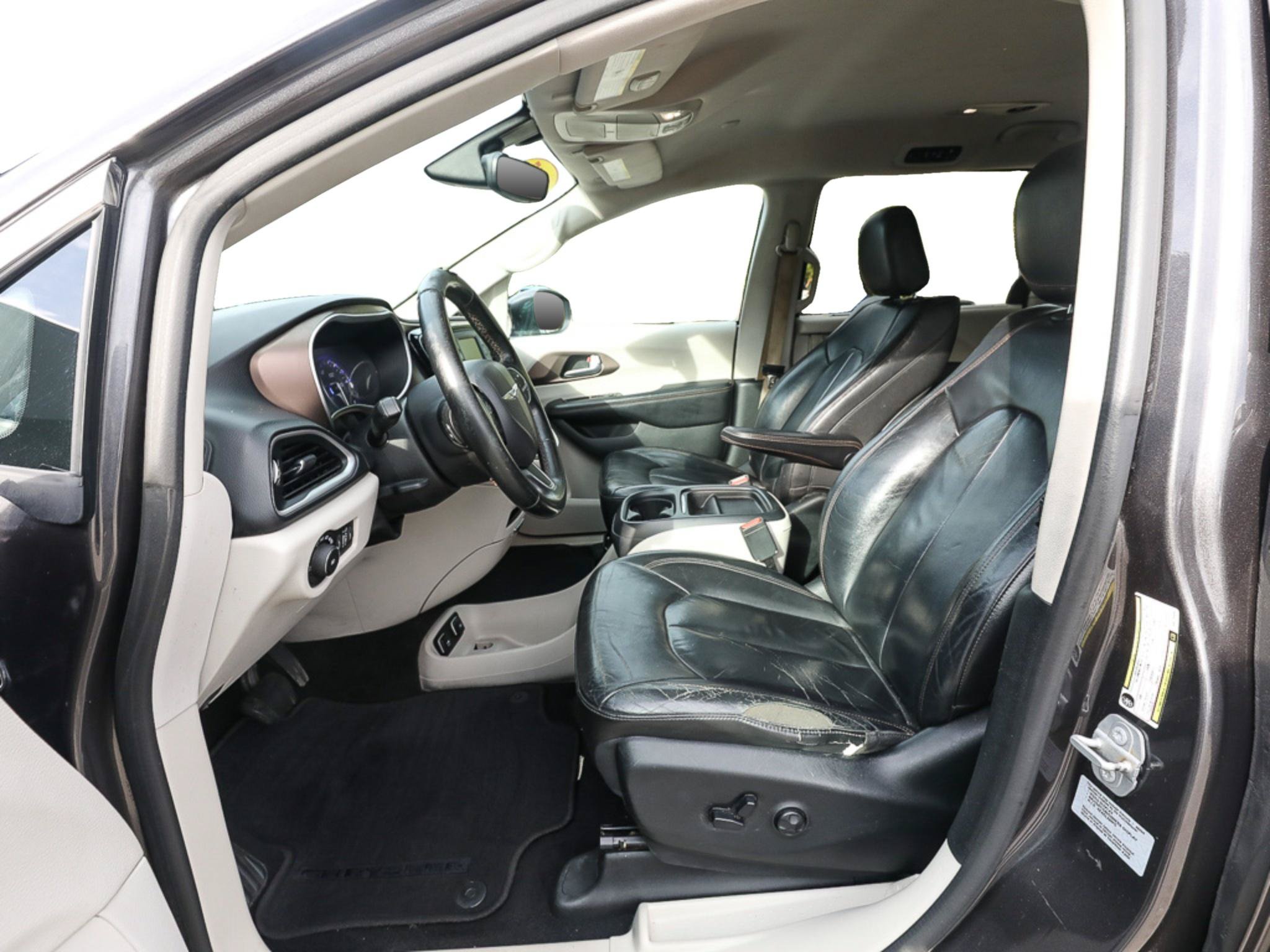 Used 2017 Chrysler Pacifica Touring-L FWD image 12