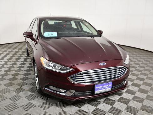 Used 2017 Ford Fusion SE w/ Equipment Group 201A FWD image 3