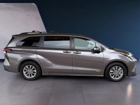 Used 2021 Toyota Sienna LE image 6