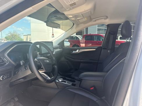 Used 2025 Ford Escape SE FWD image 9