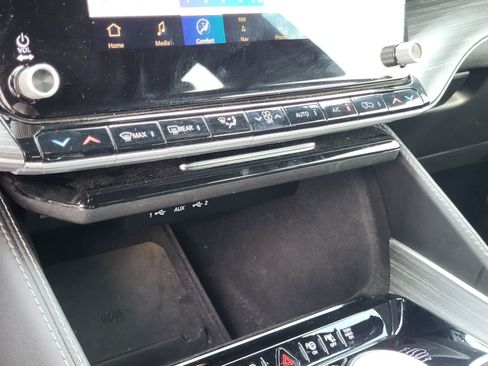 Used 2023 Jeep Wagoneer Series III w/ Premium Group I AWD/4WD image 24