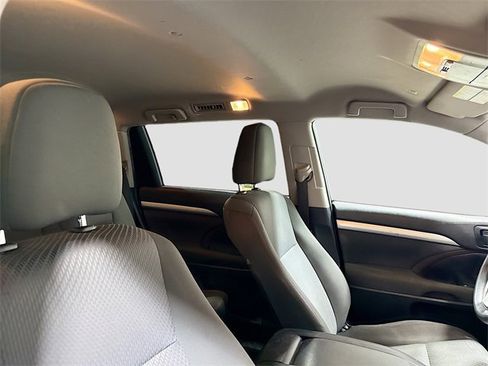 Used 2019 Toyota Highlander LE image 25
