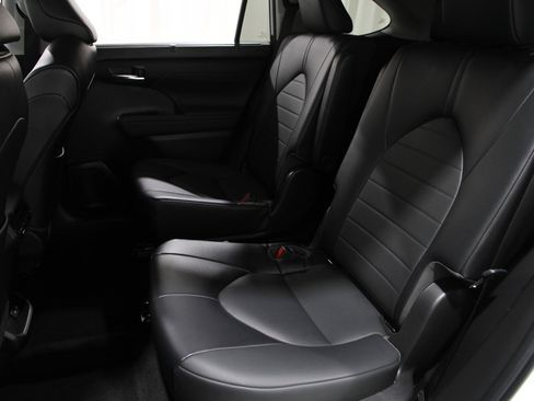 Used 2022 Toyota Highlander XLE image 18