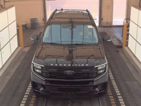 Used 2025 Ford Expedition Active AWD/4WD image 5