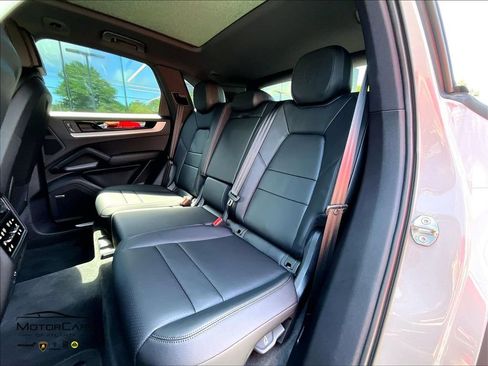 Used 2026 Porsche Cayenne AWD/4WD image 24