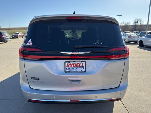 Certified 2024 Chrysler Pacifica Touring-L image 32