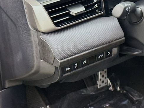 Used 2025 Toyota Camry SE image 10