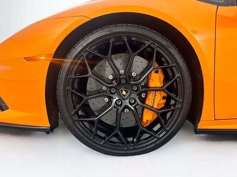 Used 2020 Lamborghini Huracan EVO RWD image 31
