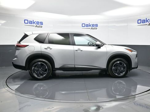 Used 2024 Nissan Rogue SV image 9