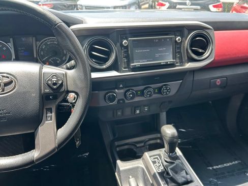 Used 2019 Toyota Tacoma SR5 AWD/4WD image 18