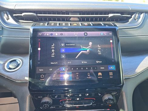 Used 2023 Jeep Grand Cherokee Overland image 2