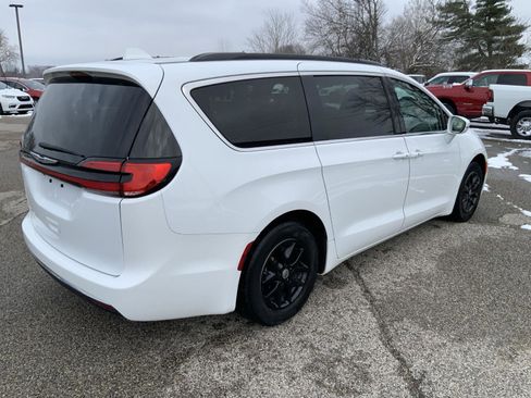 Used 2022 Chrysler Pacifica Touring-L image 12