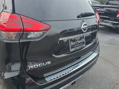 Used 2018 Nissan Rogue SL w/ Premium Package image 5