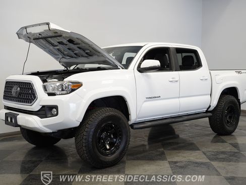 Used 2018 Toyota Tacoma TRD Sport w/ Technology Package RWD image 38