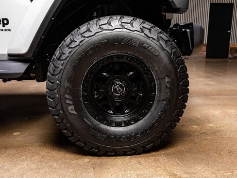 Used 2025 Jeep Wrangler Unlimited Sahara AWD/4WD image 10