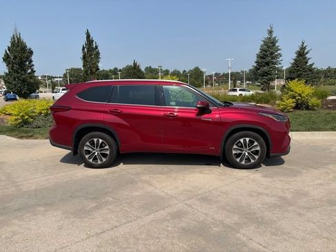Used 2021 Toyota Highlander XLE AWD/4WD image 2