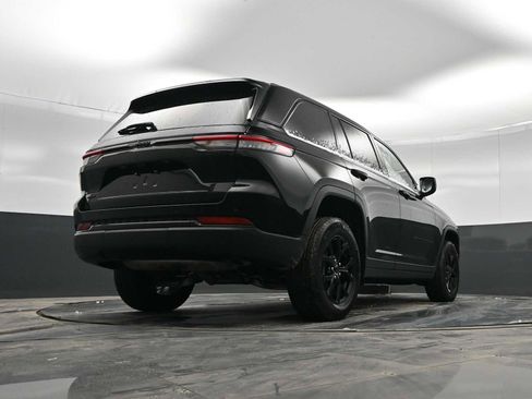 Used 2024 Jeep Grand Cherokee Altitude image 34