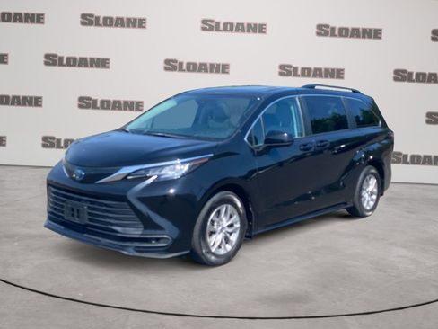 Used 2023 Toyota Sienna LE w/ LE Plus Package FWD image 1